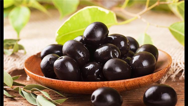 طريقة عمل الزيتون الأسود في المنزل