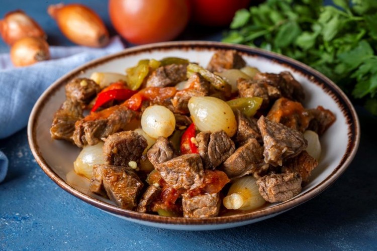 طريقة عمل اللحمة بالبصل بخطوات سهلة وطعم شرقي أصيل