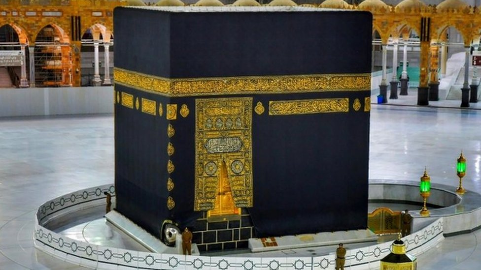 تفسير لمس الكعبة في المنام: الرمز الروحي والدلالة النفسية