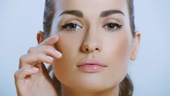 كيف أبدو أصغر سناً؟ دليل شامل للجمال الطبيعي والشباب الدائم