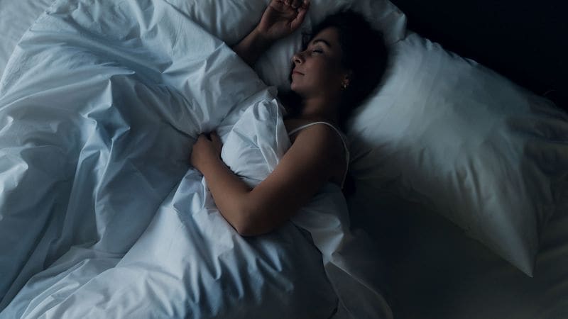 كيف أنام بسرعة: دليل عملي لنوم هادئ ومريح