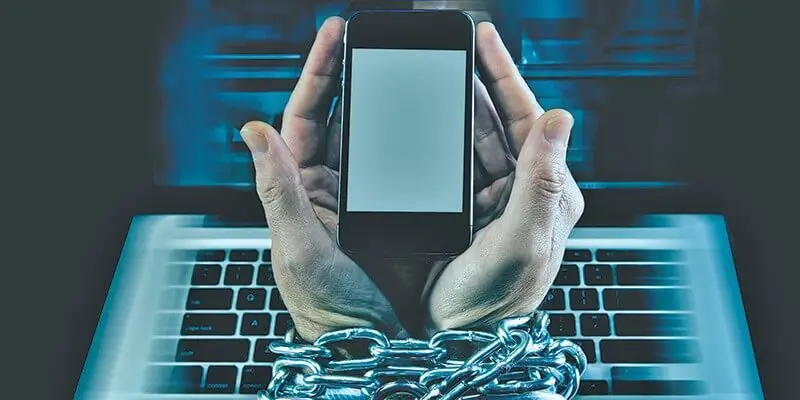 أسباب إدمان الإنترنت: التحليل الشامل والآثار النفسية والاجتماعية