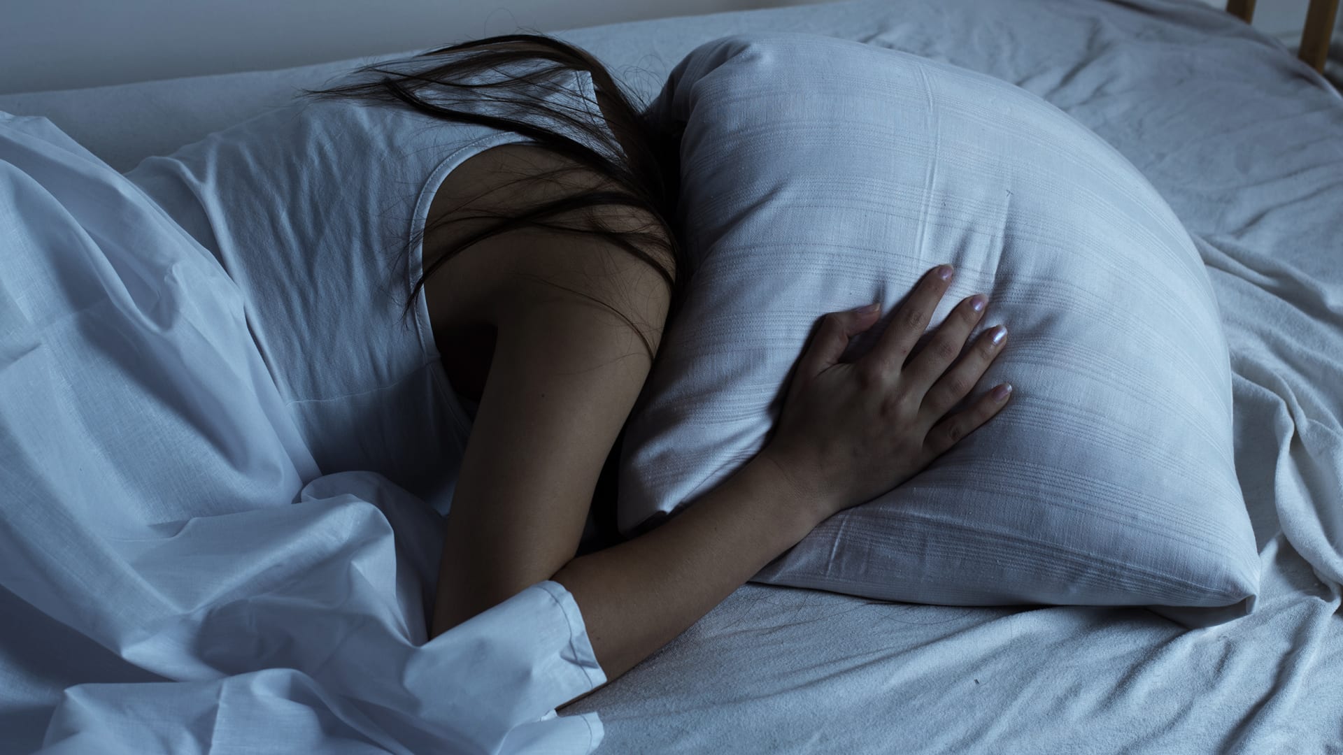 أسهل طريقة للنوم: دليل كامل لنوم هادئ وعميق