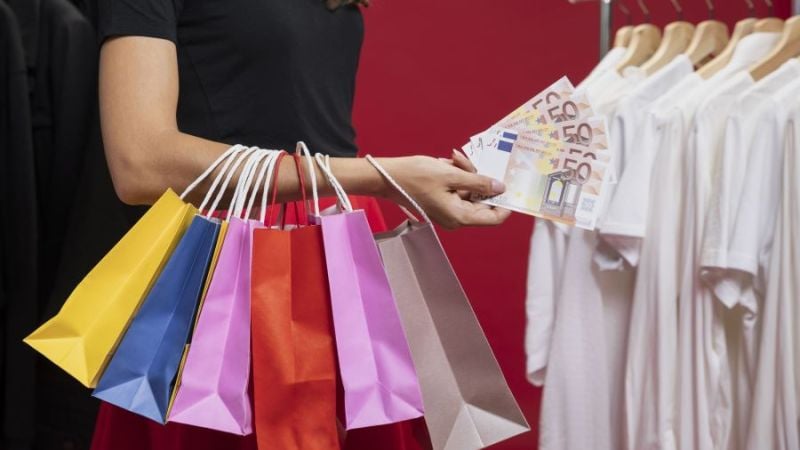 دلالة رؤية الملابس المتشابهة بألوان مختلفة في المنام