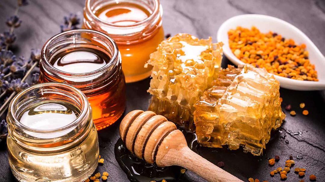 فوائد تناول العسل الطبيعي لجسمك ومناعتك | كنز من الطبيعة يقوّي صحتك ويمنحك طاقة لا مثيل لها