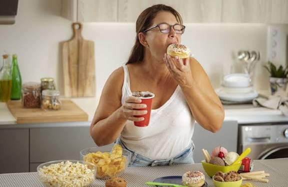 أهم الأخطاء الغذائية التي تضر بصحتك وكيف تتجنبها