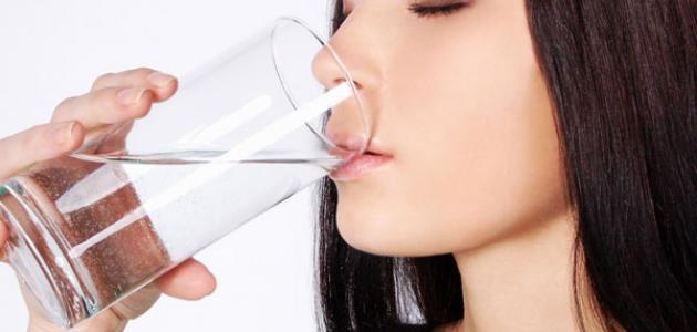 أهمية شرب الماء في النظام الغذائي وتأثيره على وظائف الجسم