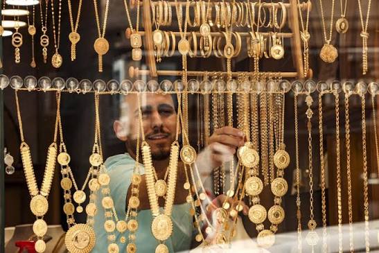 هل الاستثمار الشهري في الذهب استراتيجية ناجحة على المدى الطويل؟