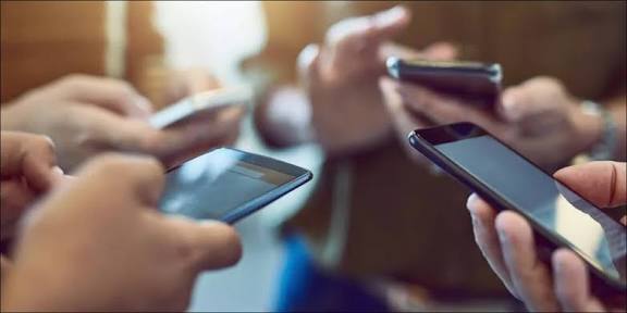 الصحة الرقمية: كيف يؤثر استخدام الهواتف الذكية على أعيننا ودماغنا؟