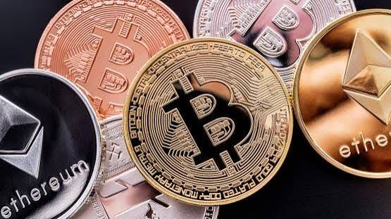 العملات العالمية تحت المجهر: من يتحكم في قيمتها فعليًا؟