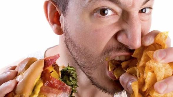 عادات غذائية خاطئة تضر بصحتك دون أن تدرك