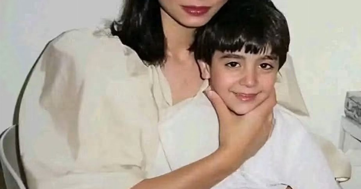 هذا الطفل بجوار الفنانة سوسن بدر أصبح أشهر فنان حاليًا.. ركز هتعرفه😉 لو معرفتش شوف أو.ل تعـ.ـليق👇👇