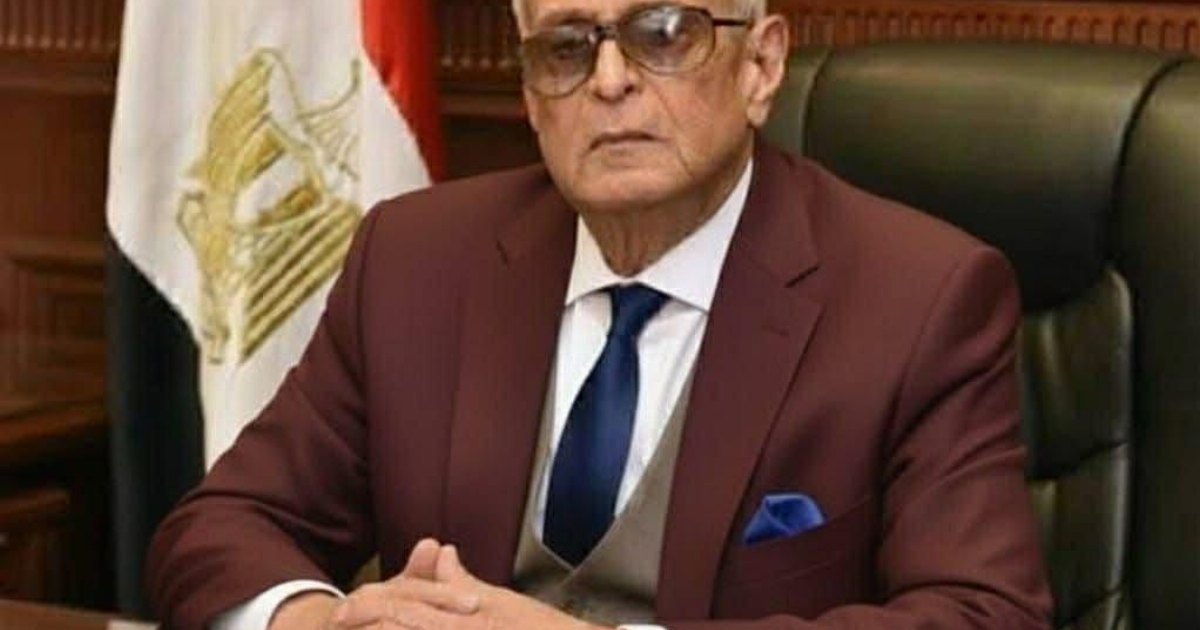 المحامى بهاء ابو شقة قاعد في مكتبه دخل عليه راجل صعيدي وقاله
