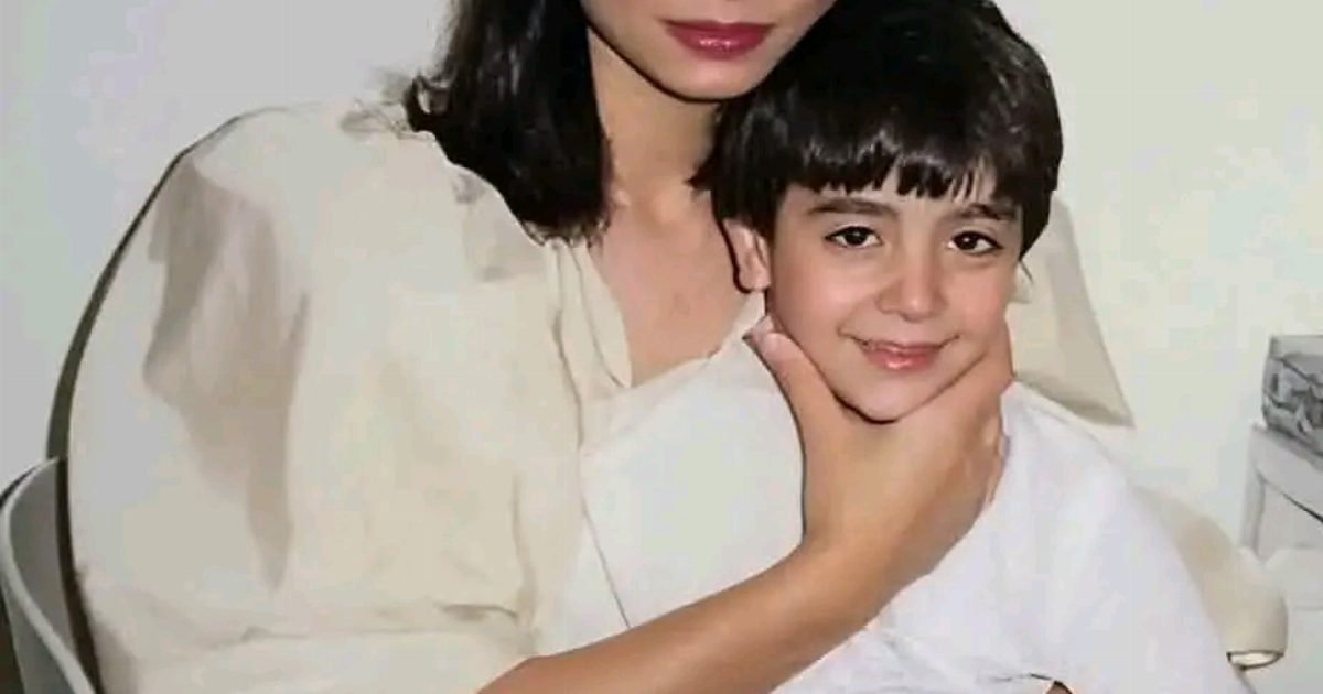 هذا الطفل بجوار الفنانة سوسن بدر أصبح أشهر فنان حاليًا.. ركز هتعرفه😉 لو معرفتش شوف أو.ل تعـ.ـليق👇👇