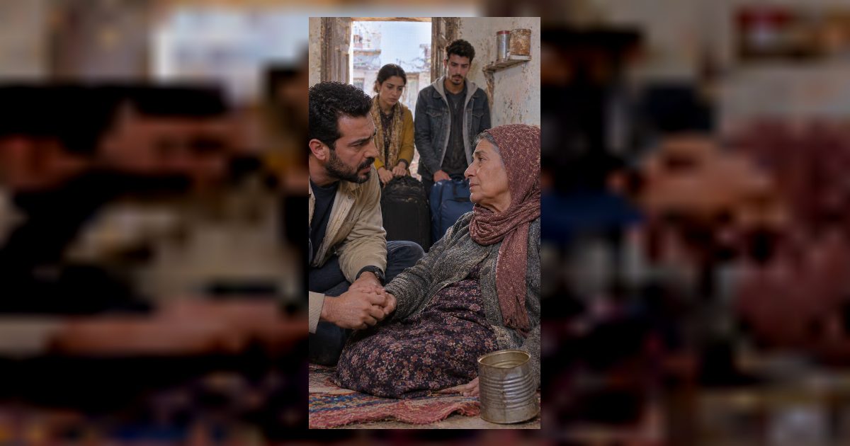 أرسلوا لها أكثر من 3 ملايين خلال 5 سنوات… وعندما عادوا وجدوا أمهم تموت جوعًا! الصدمة كانت في اسم الخائن