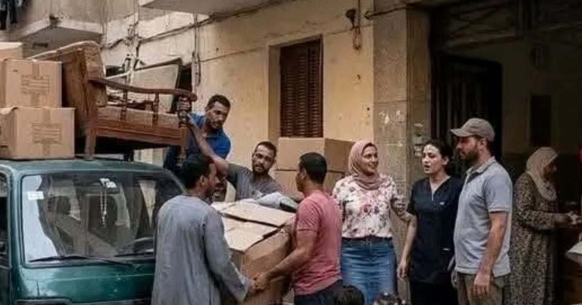 الجار كلمني في التليفون وقالي إن فيه عربية نقل قدام بيتي وأنا في الشغل.