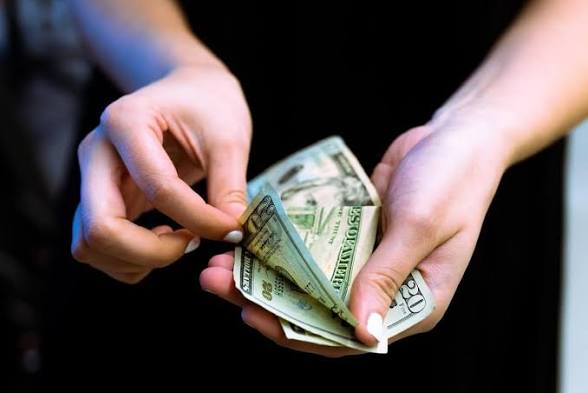 أخطاء مالية يومية تجعلك تخسر أموالك دون أن تنتبه