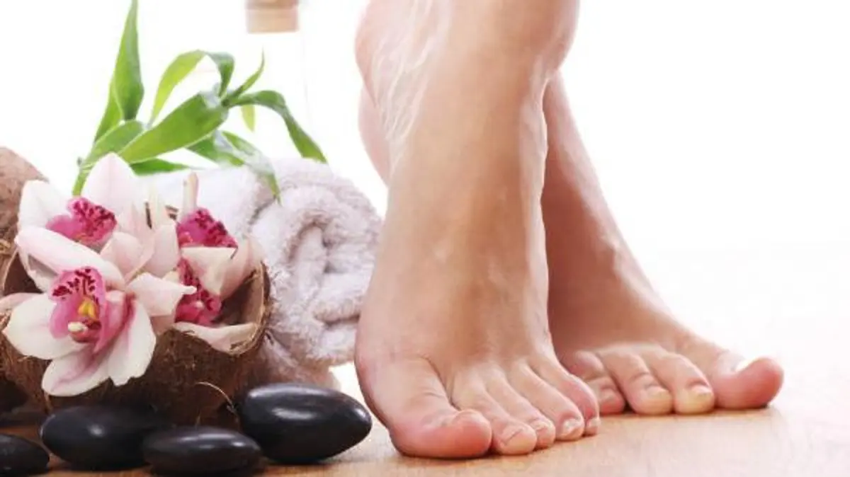 أسباب رائحة القدم ونصائح التخلص من رائحة الحذاء الكريهة